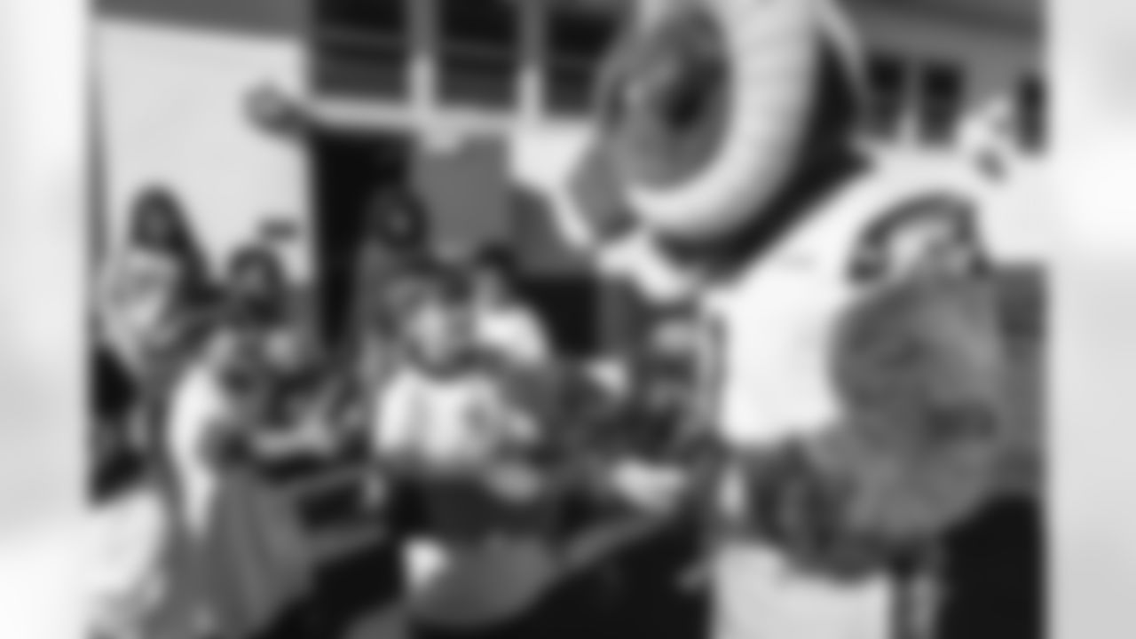 E_251202_Shoes_That_Fit_AD_1418