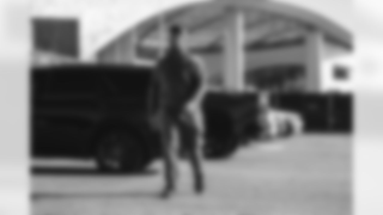 77 OL Alaric Jackson arrives at SoFi Stadium for today's matchup against the Lions