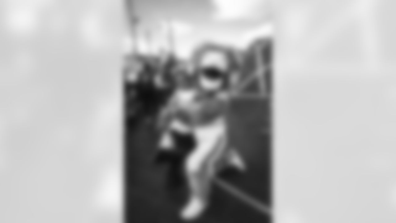 E_251122_Nickerson_Gardens_LA_Care_Food_Distro_HY_00206