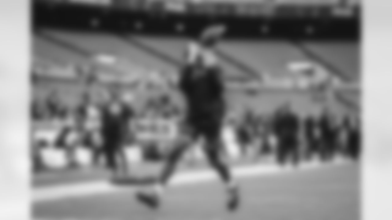 17 WR Davante Adams warms up pregame ahead of the Rams vs. Ravens Week 6 matchup