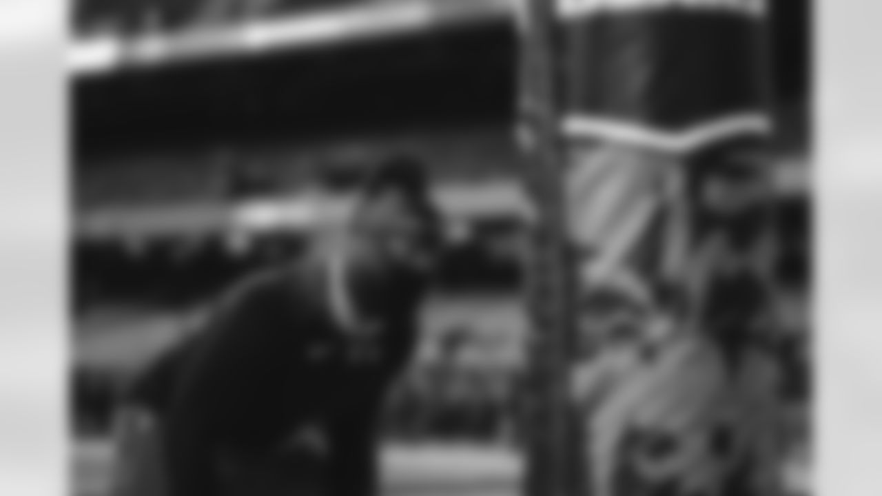 8 OLB Jared Verse warms up pregame ahead of the Rams vs. Bears Divisional matchup