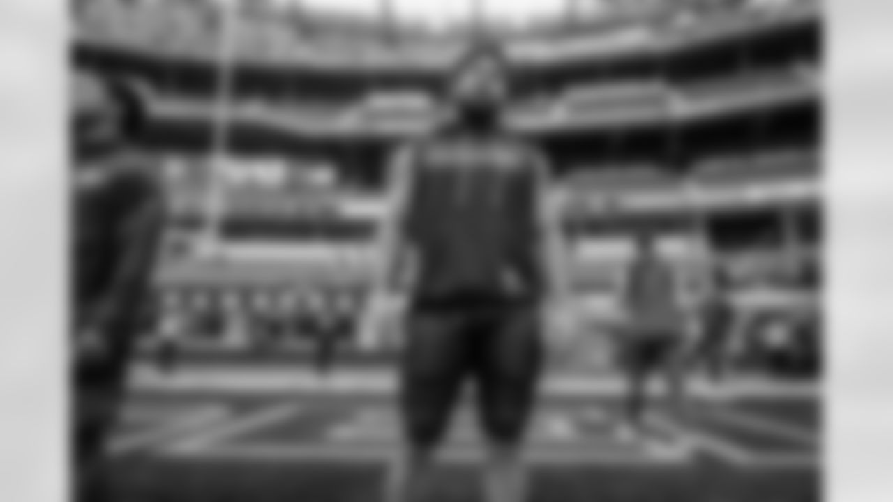 23 RB Kyren Williams warms up pregame ahead of the Rams vs. Seahawks Week 11 matchup