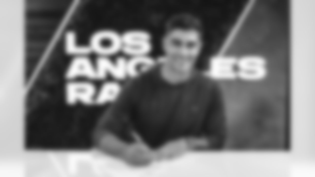 QB Jimmy Garoppolo signs his Rams contract