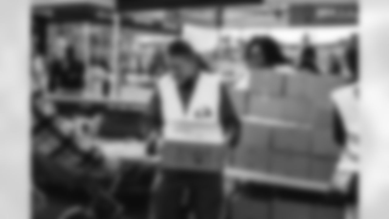 E_251122_Nickerson_Gardens_LA_Care_Food_Distro_HY_00032