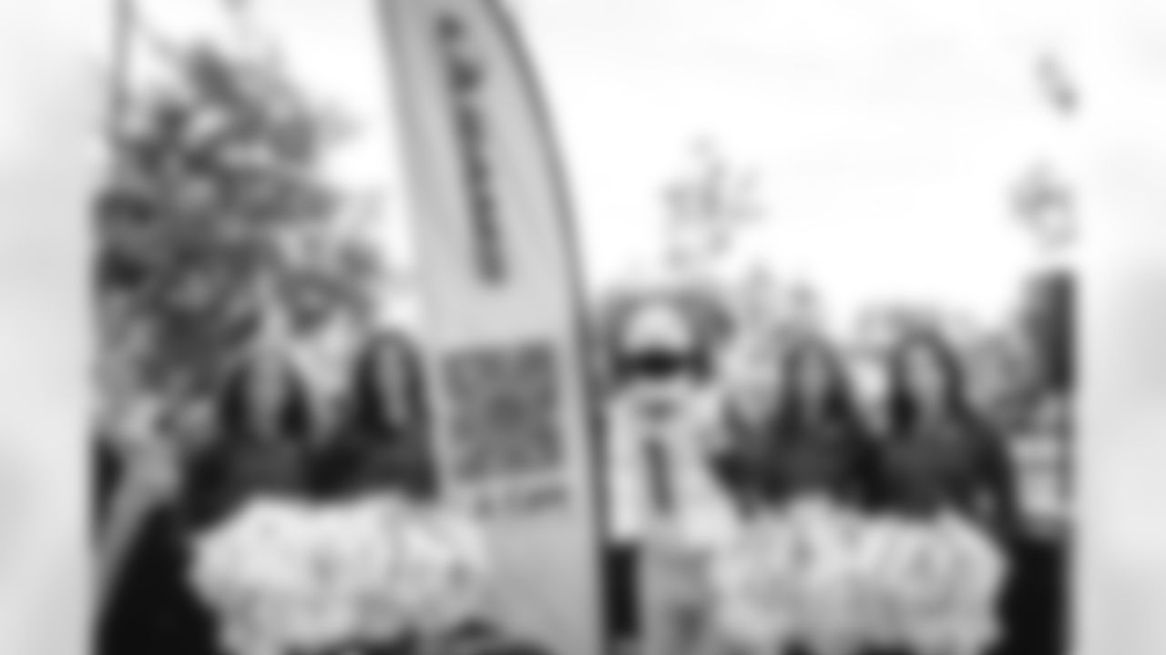 E_251122_Nickerson_Gardens_LA_Care_Food_Distro_HY_00203