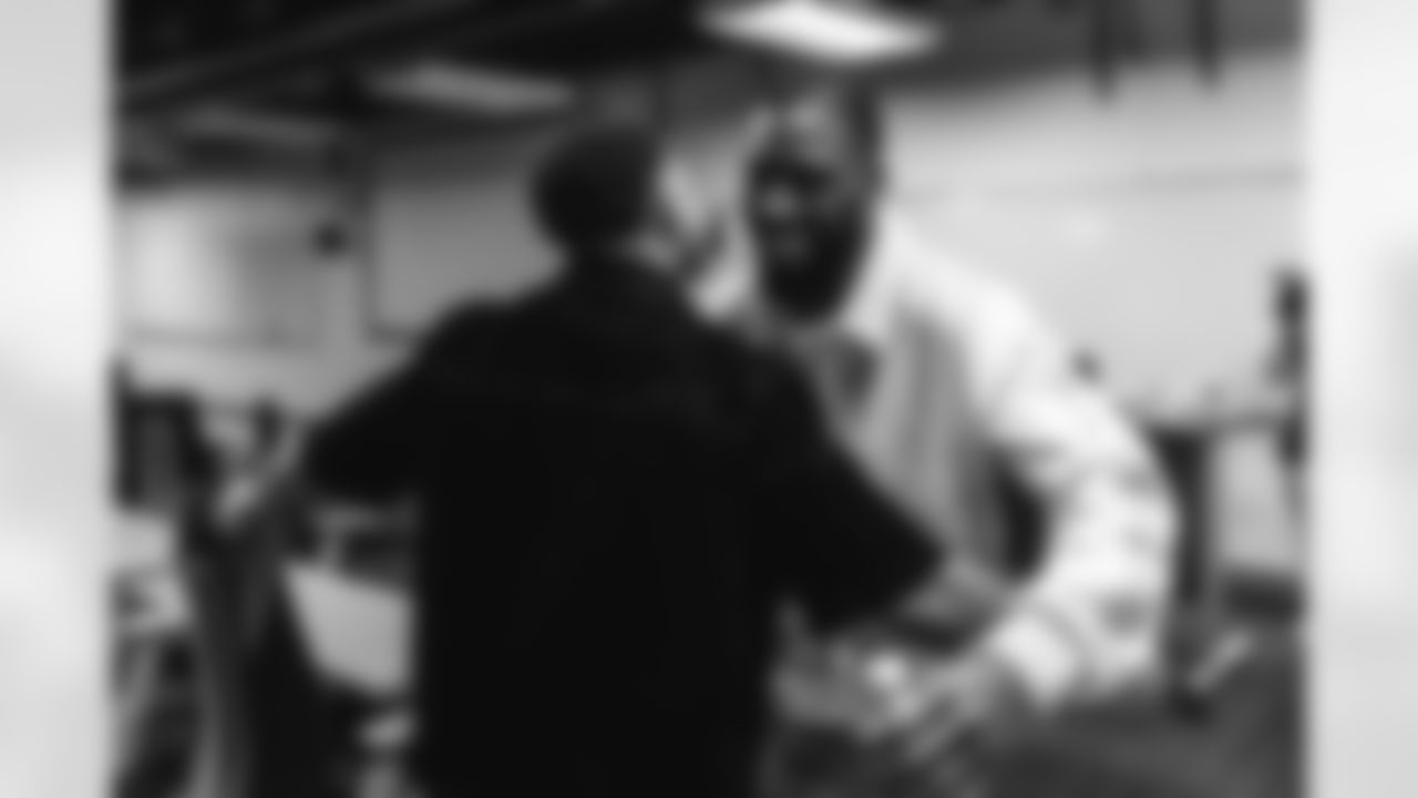 E_260312_Trent_McDuffie_FA_Contract_Signing_BT_01894