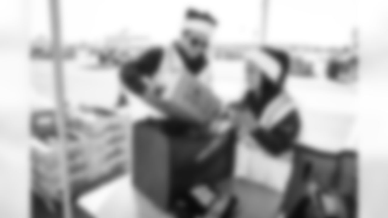 E_251218_Pechanga_Holiday_Food_Drive_HY_0071