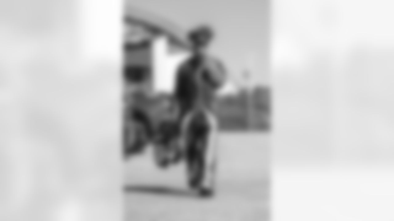 24 ILB Elias Neal arrives at SoFi Stadium for Sunday Night Football against the Buccaneers