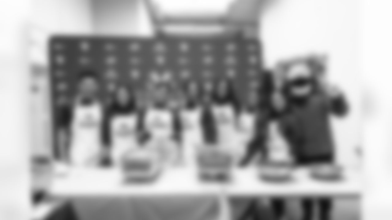 E_251125_APCH_Thanksgiving_Meal_Service_AD_0016