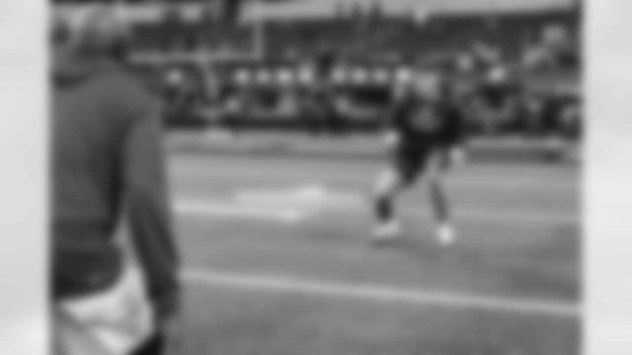 18 TE Terrance Ferguson warms up pregame ahead of the Rams vs. Buccaneers Week 12 matchup on Sunday Night Football