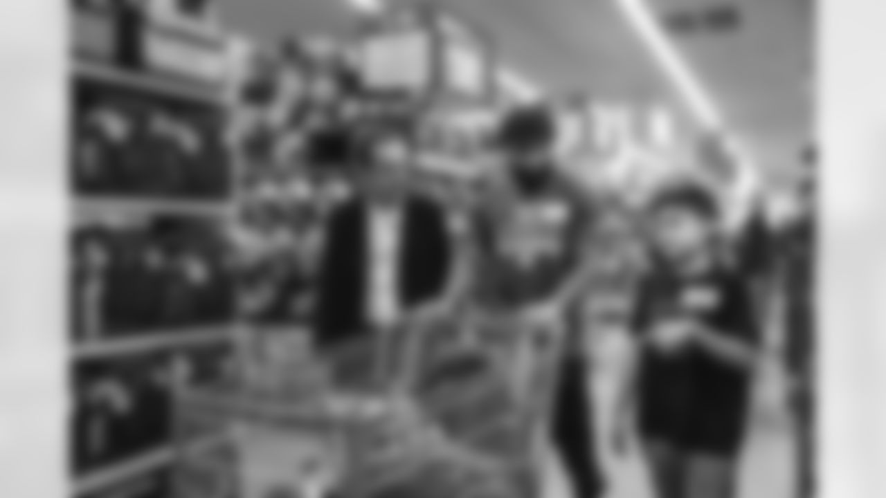 E_251208_Salvation_Army_Shopping_HY_0260