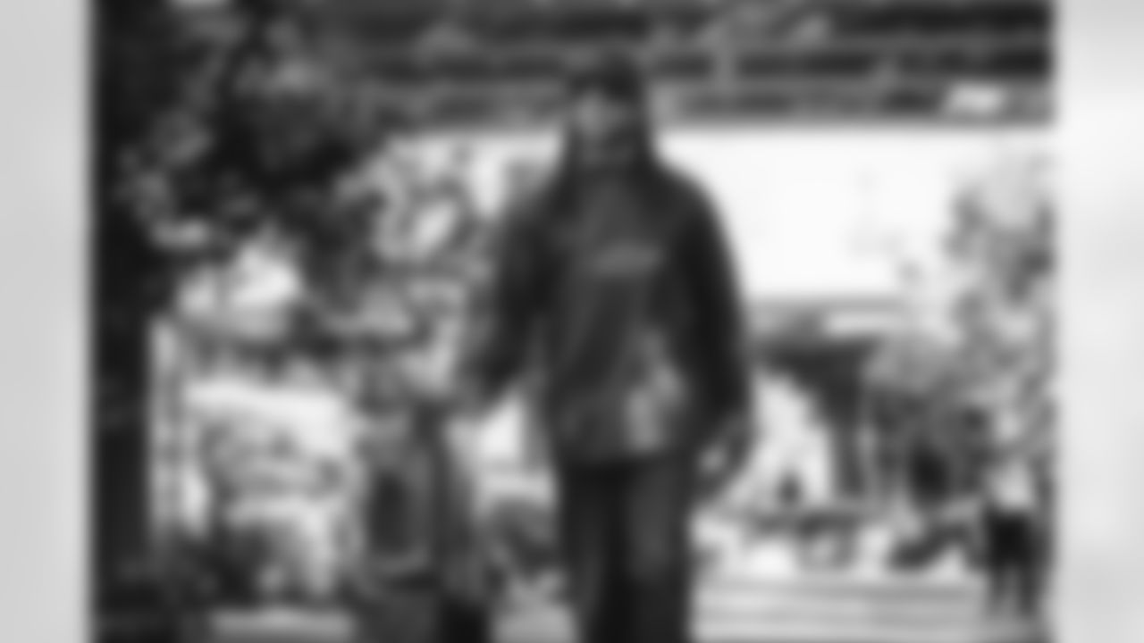 17 WR Davante Adams travels to Levi's Stadium for today's Week 10 matchup against the 49ers.