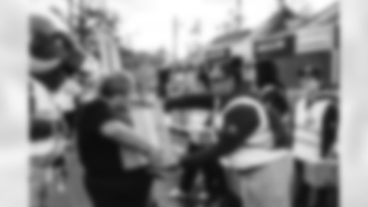 E_251122_Nickerson_Gardens_LA_Care_Food_Distro_HY_00107