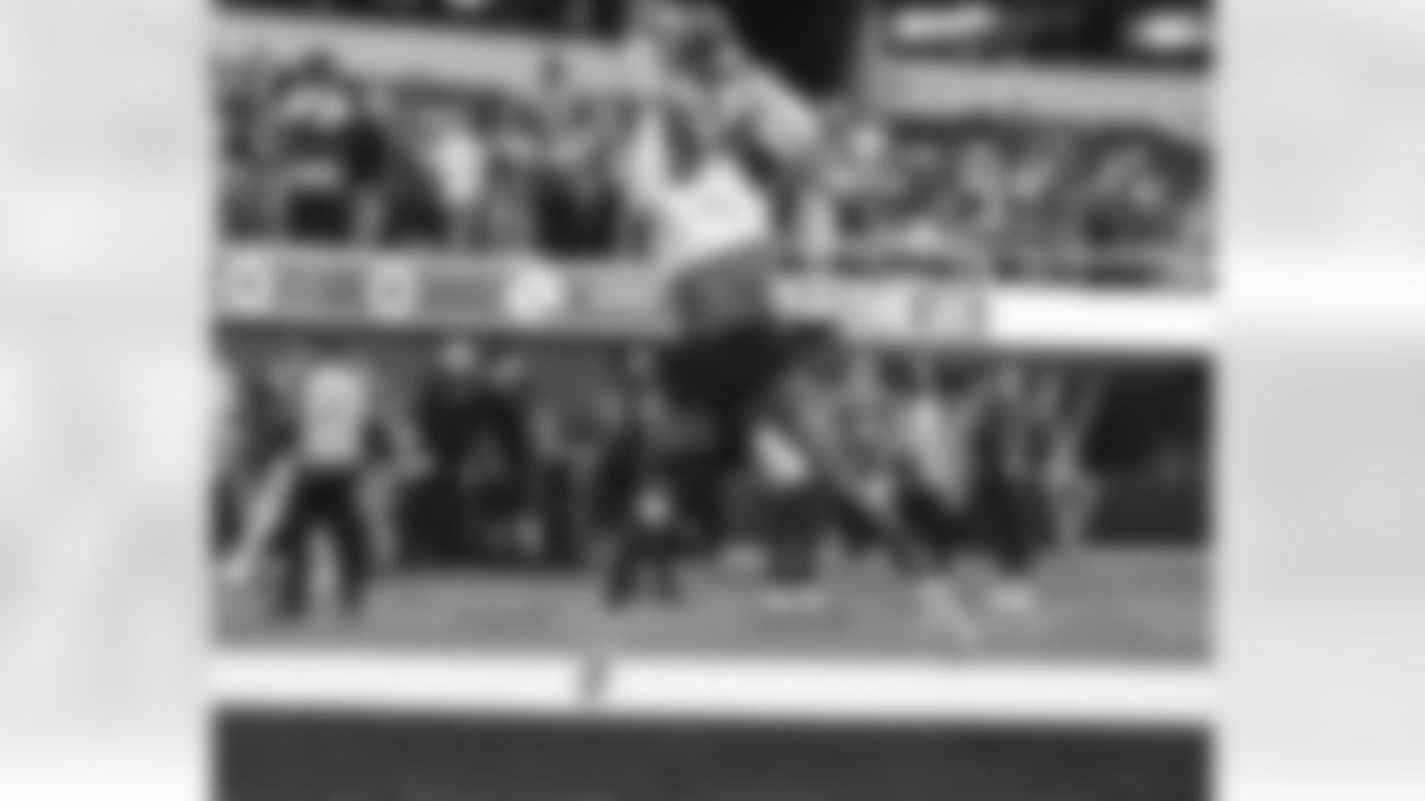 1 CB Emmanuel Forbes Jr. warms up pregame ahead of the Rams vs. Buccaneers Week 12 matchup on Sunday Night Football