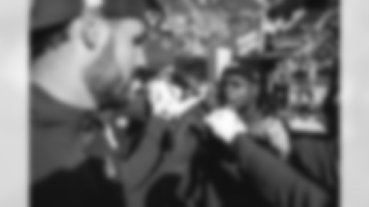 17 WR Davante Adams & more Rams players warm up pregame ahead of the Rams vs. Seahawks NFC Championship game