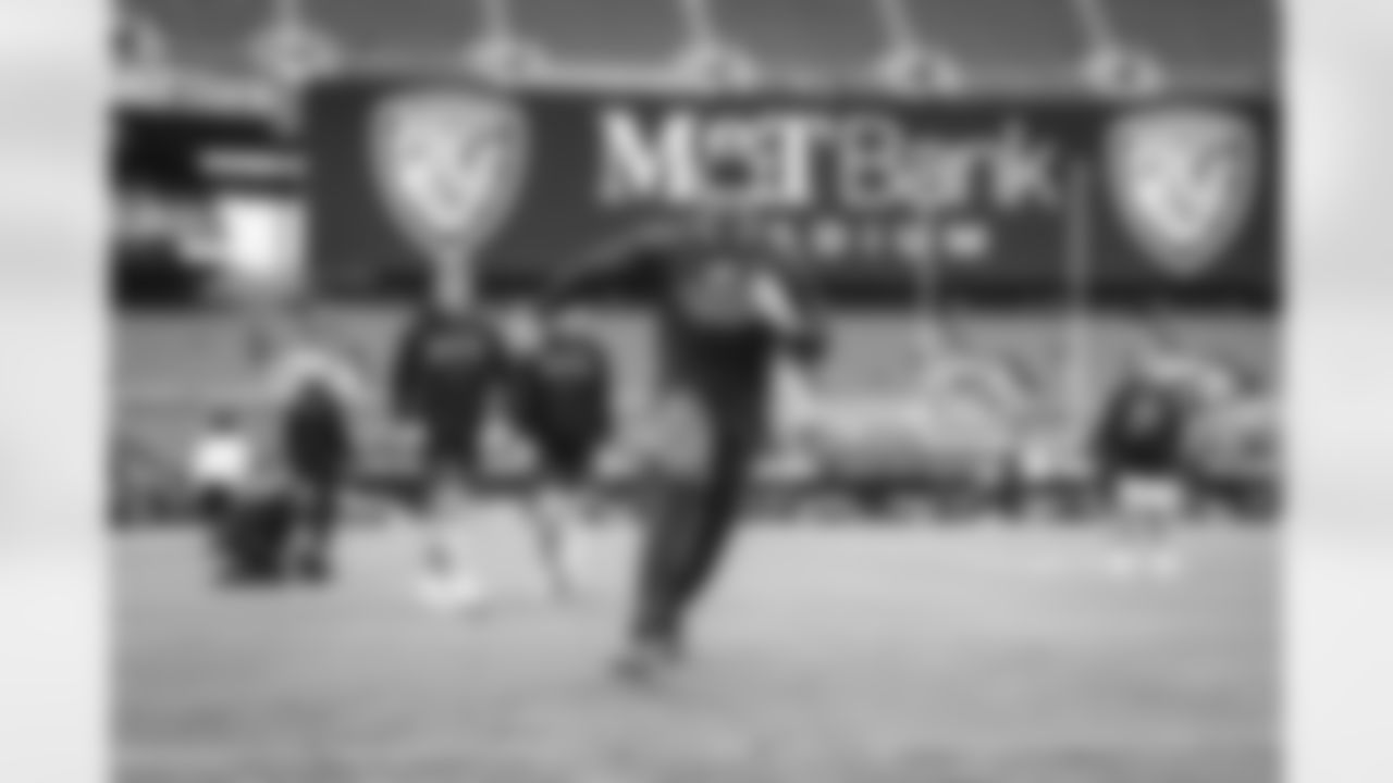 89 TE Tyler Higbee warms up pregame ahead of the Rams vs. Ravens Week 6 matchup