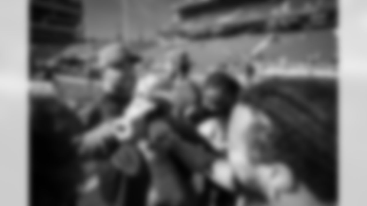 Rams players warm up pregame ahead of the Rams vs. 49ers Week 10 matchup