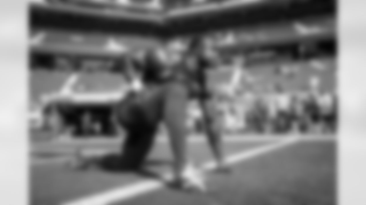 0 OLB Byron Young warms up pregame ahead of the Rams vs. 49ers Week 10 matchup