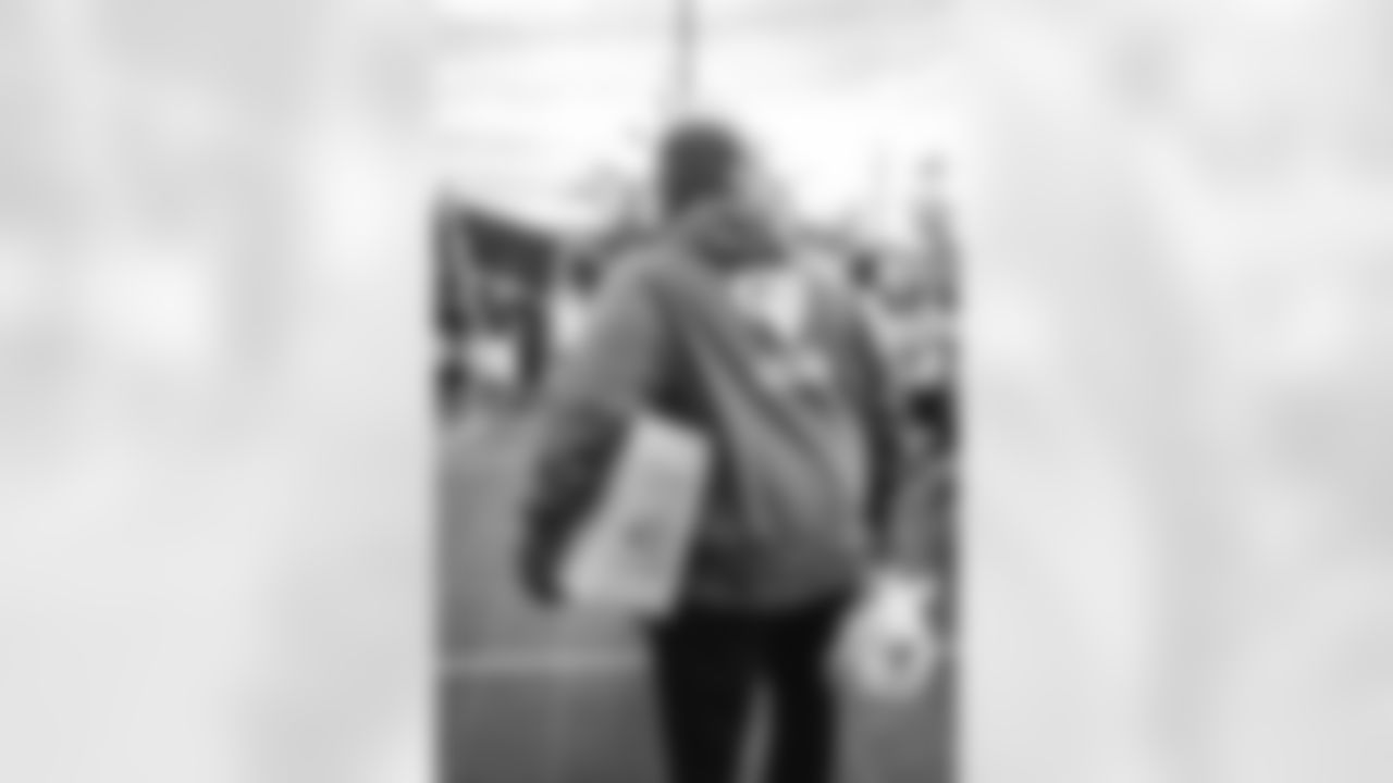 E_251122_Nickerson_Gardens_LA_Care_Food_Distro_HY_00192