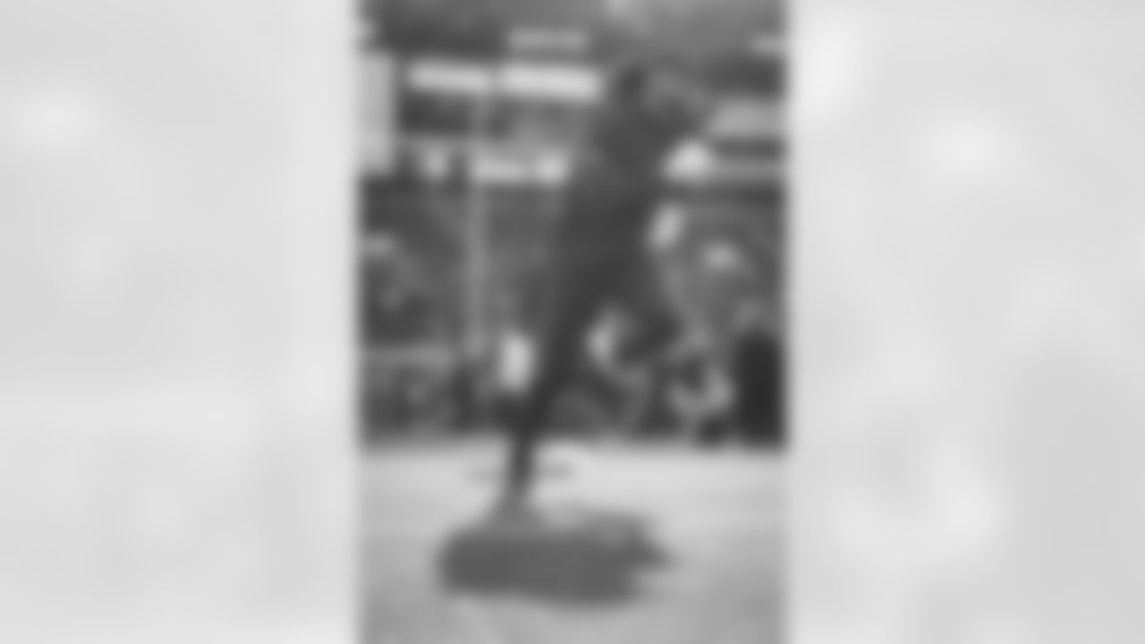 89 TE Tyler Higbee warms up pregame ahead of the Rams vs. Seahawks NFC Championship game