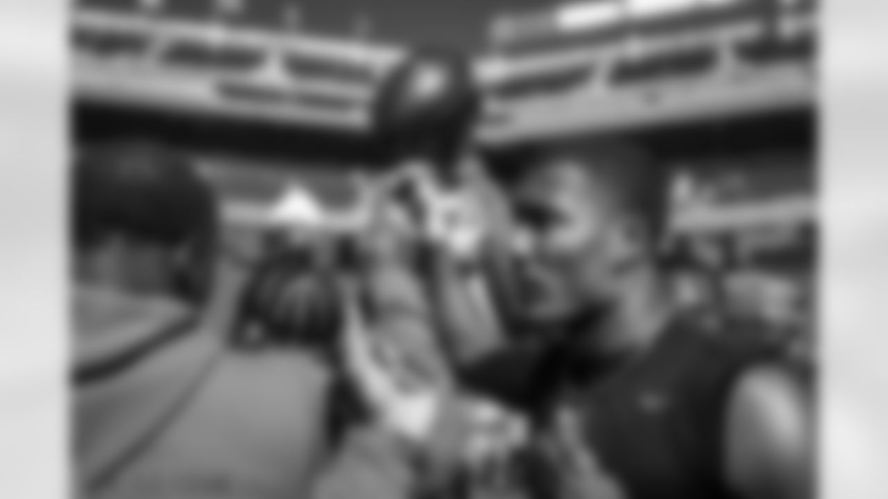 Rams players warm up pregame ahead of the Rams vs. 49ers Week 10 matchup