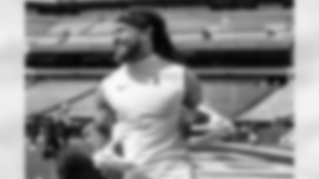 88 WR Jordan Whittington warms up pregame ahead of the Rams vs. Eagles Week 3 matchup