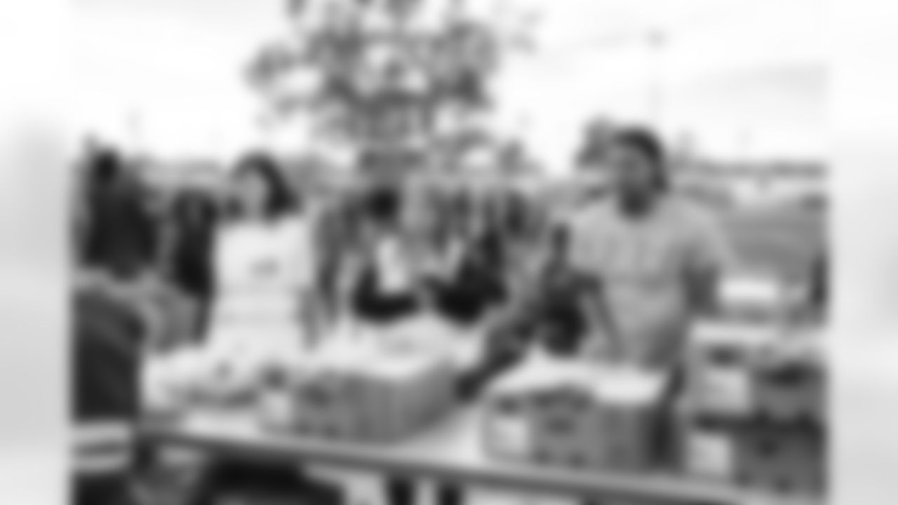 E_251122_Nickerson_Gardens_LA_Care_Food_Distro_HY_00106