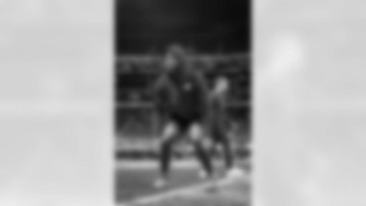 26 S Kam Kinchens warms up pregame ahead of the Rams vs. Falcons Week 17 matchup