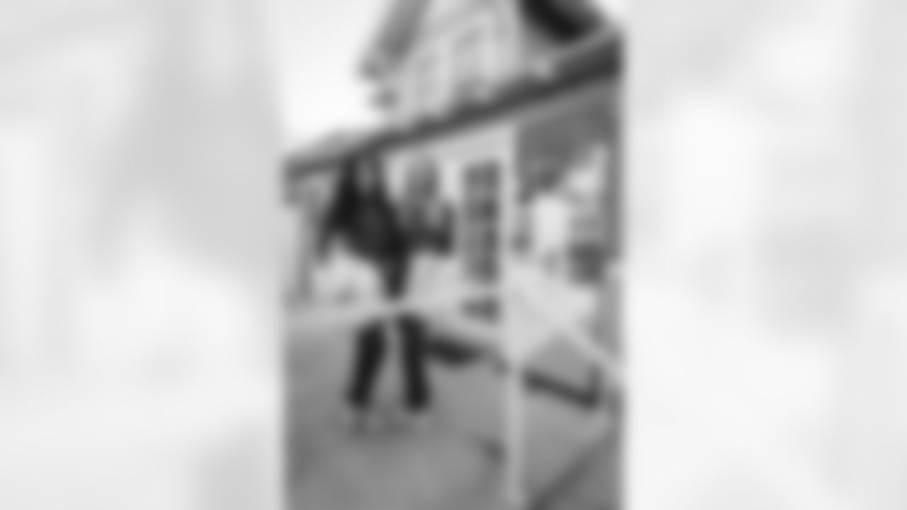 E_251016_JenesseCenterpLAymakersurprise_5169