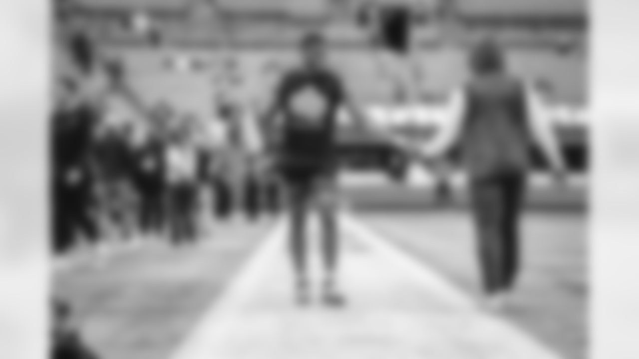 37 S Quentin Lake warms up pregame ahead of the Rams vs. Panthers Wild Card matchup