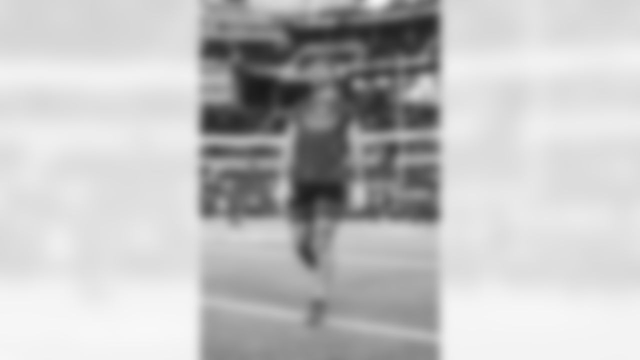 84 TE Colby Parkinson warms up pregame ahead of the Rams vs. Buccaneers Week 12 matchup on Sunday Night Football