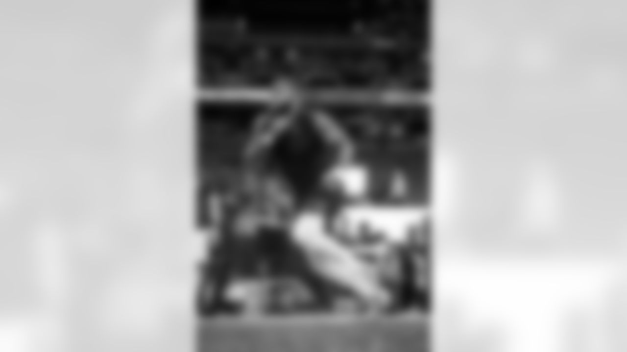 8 OLB Jimmy Garoppolo warms up pregame ahead of the Rams vs. Falcons Week 17 matchup