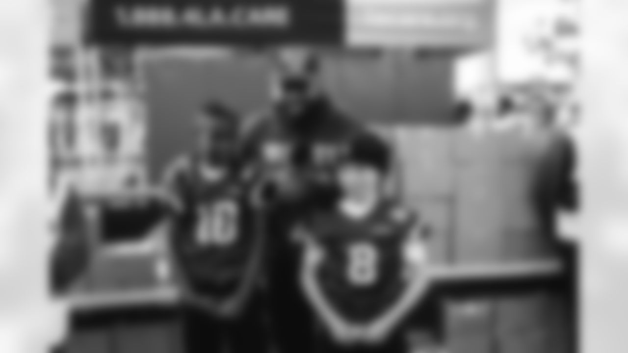 E_251122_Nickerson_Gardens_LA_Care_Food_Distro_HY_00093