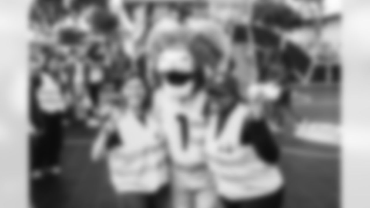 E_251122_Nickerson_Gardens_LA_Care_Food_Distro_HY_00173