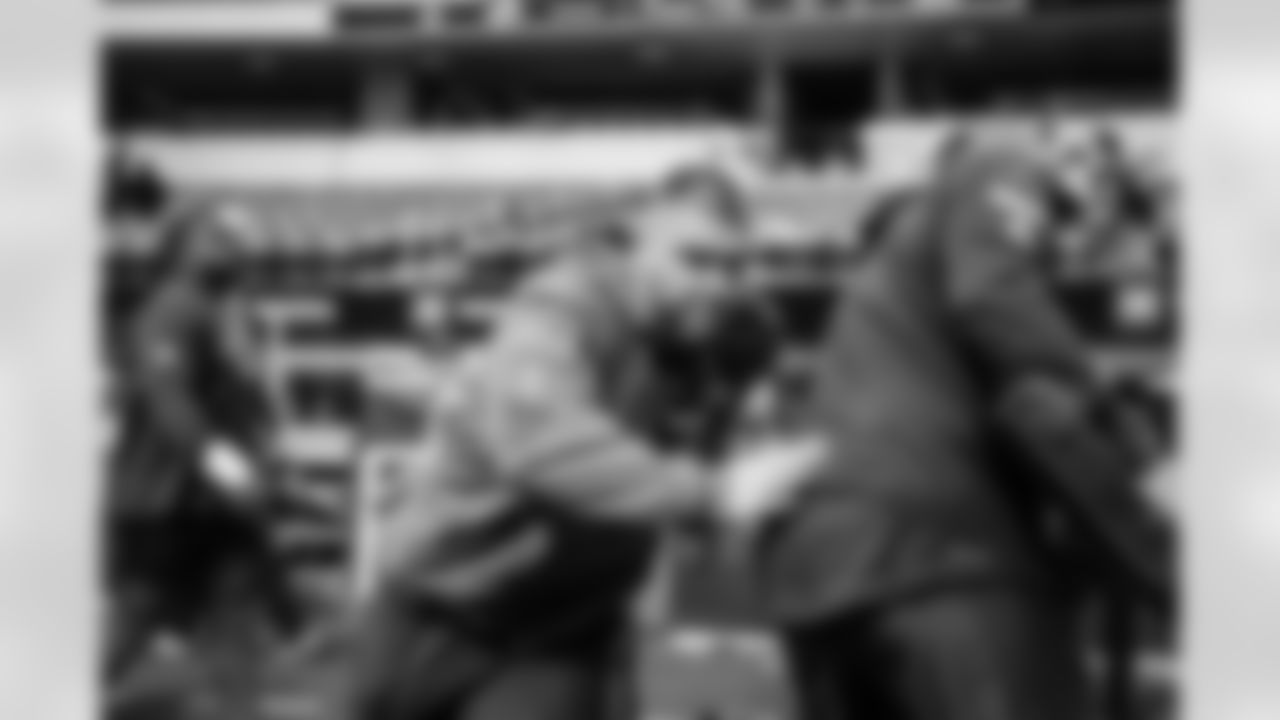 55 DE Braden Fiske warms up pregame ahead of the Rams vs. Saints Week 9 matchup