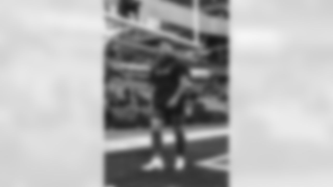 22 RB Blake Corum warms up pregame ahead of the Rams vs. Bears Divisional matchup