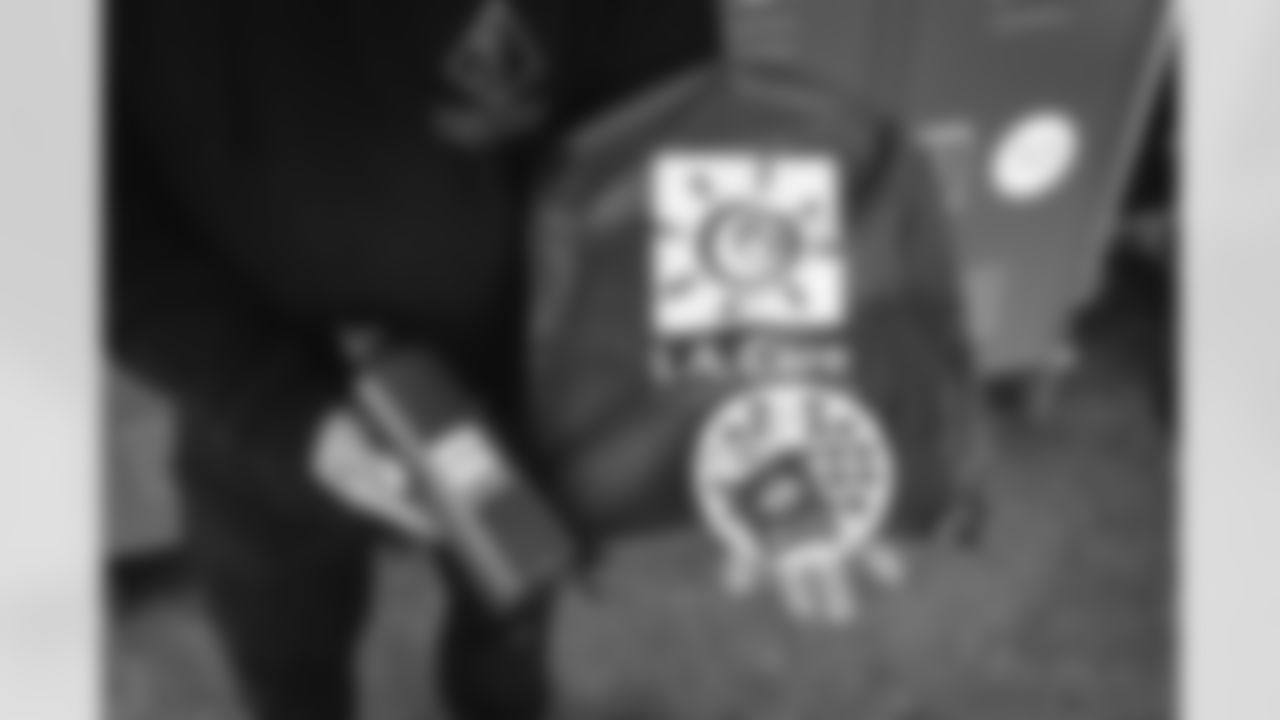 E_251122_Nickerson_Gardens_LA_Care_Food_Distro_HY_00181