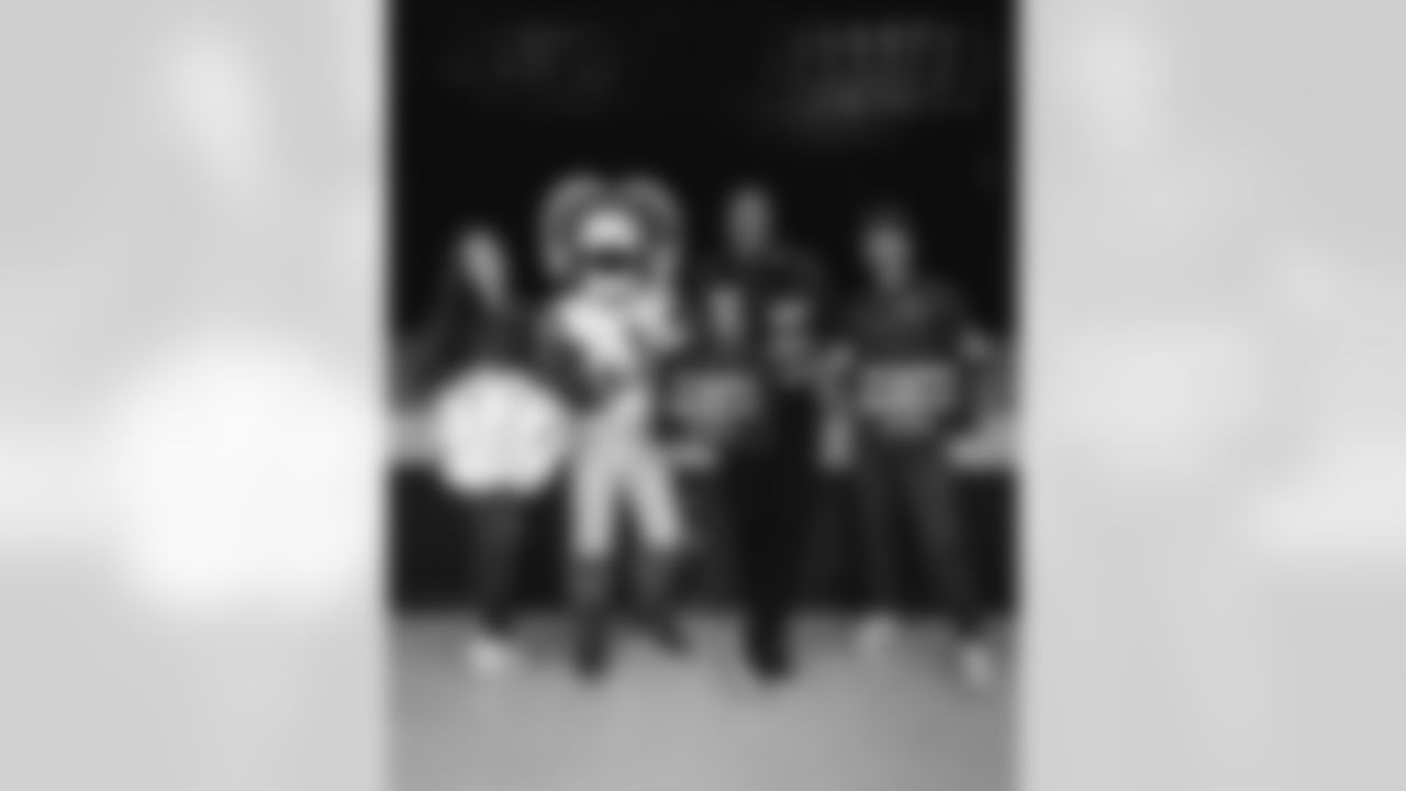 E_260109_Playof_Rally_Towel_Distribution_HY_0092