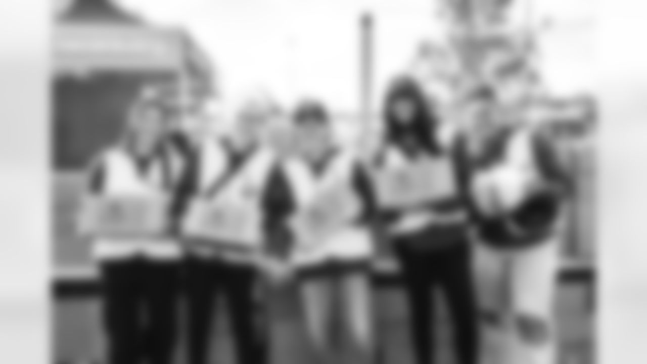 E_251122_Nickerson_Gardens_LA_Care_Food_Distro_HY_00168