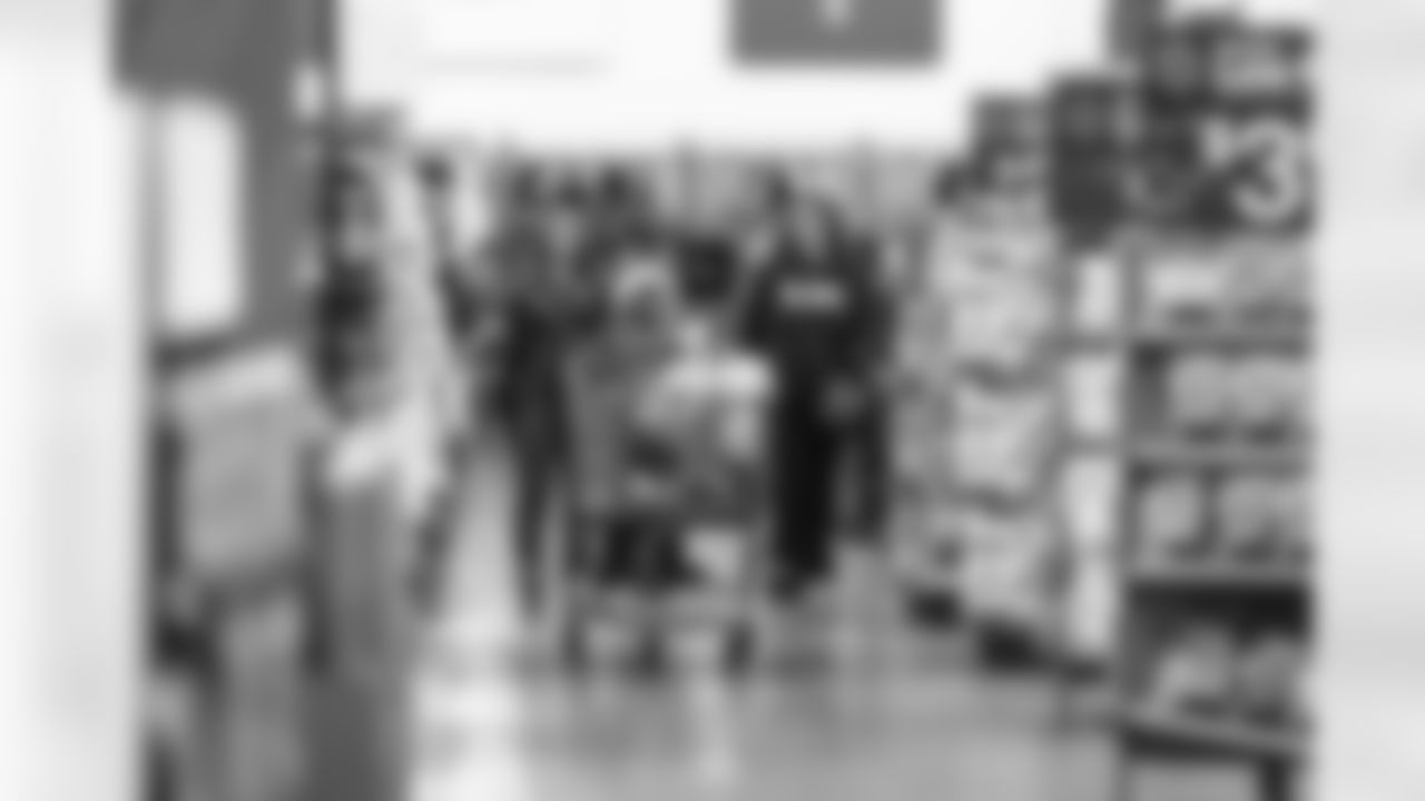 E_251210_Holiday_Shopping_Spree_NT_0234