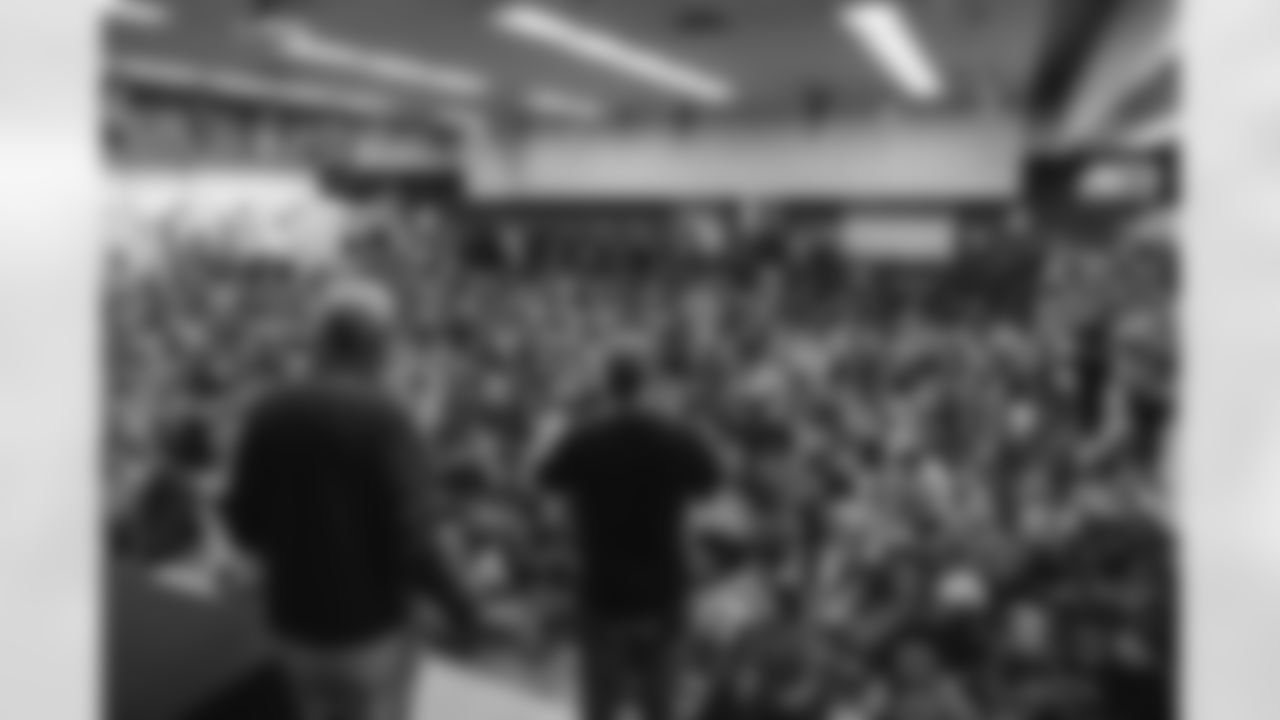 E_260109_Playof_Rally_Towel_Distribution_HY_0001