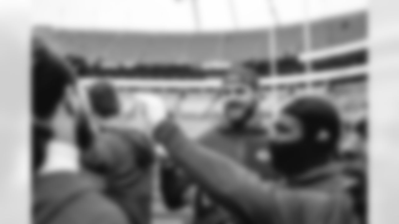 84 TE Colby Parkinson & players warm up pregame ahead of the Rams vs. Panthers Week 13 matchup