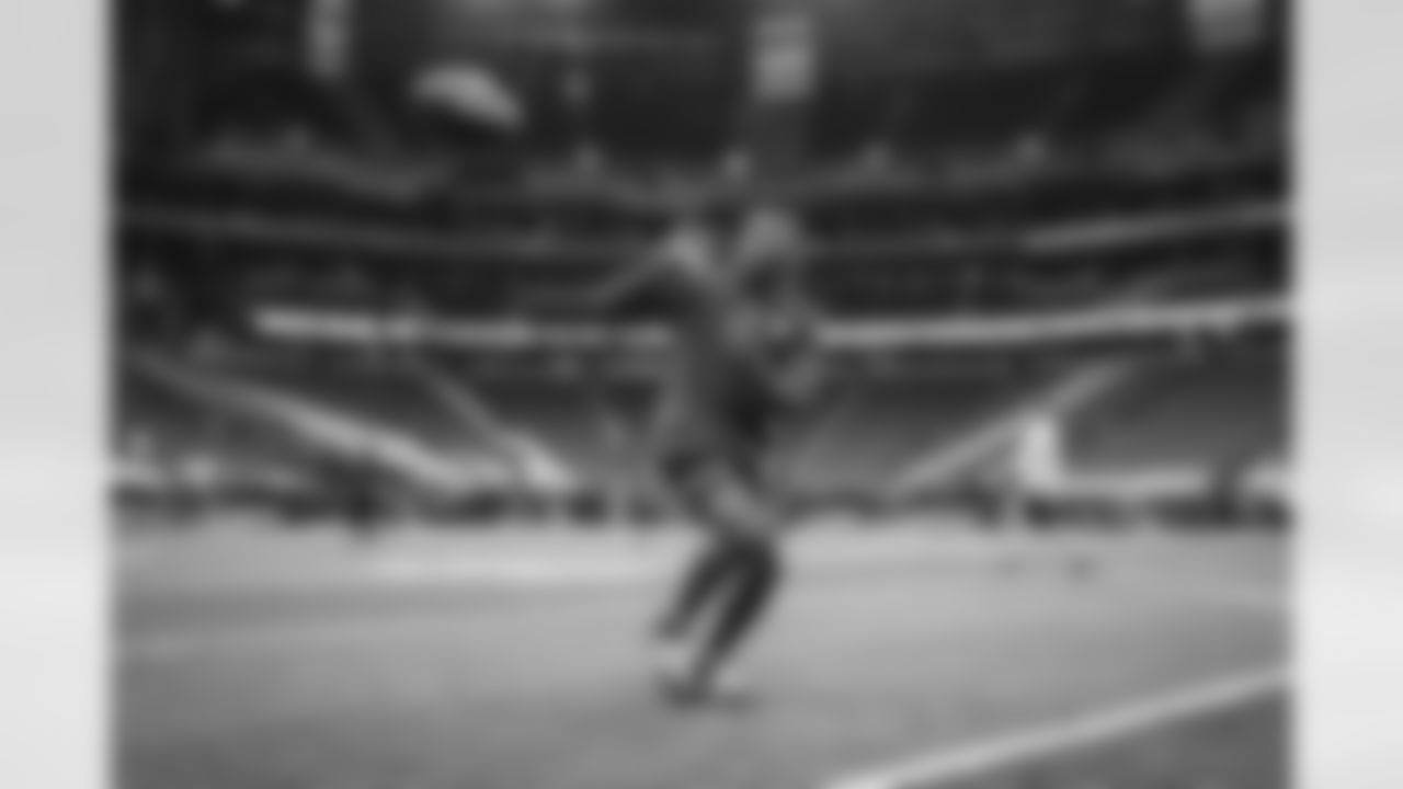 26 S Kam Kinchens warms up pregame ahead of the Rams vs. Cardinals Week 14 matchup