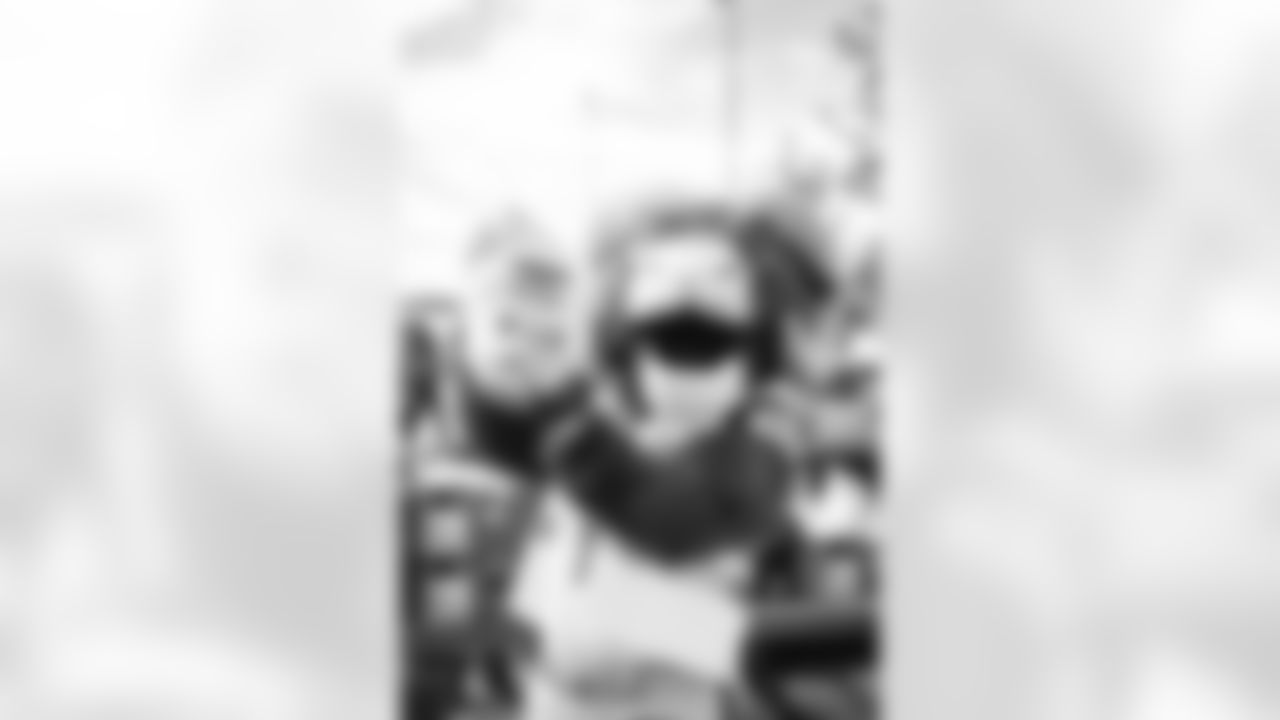 E_251122_Nickerson_Gardens_LA_Care_Food_Distro_HY_00036