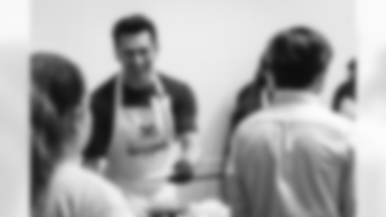 E_251125_APCH_Thanksgiving_Meal_Service_AD_0180