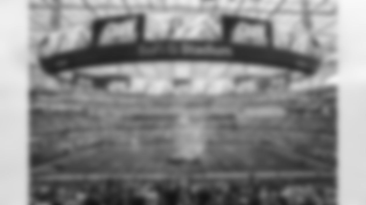 The Los Angeles Rams take on the Buffalo Bills during the 2022 Regular Season.