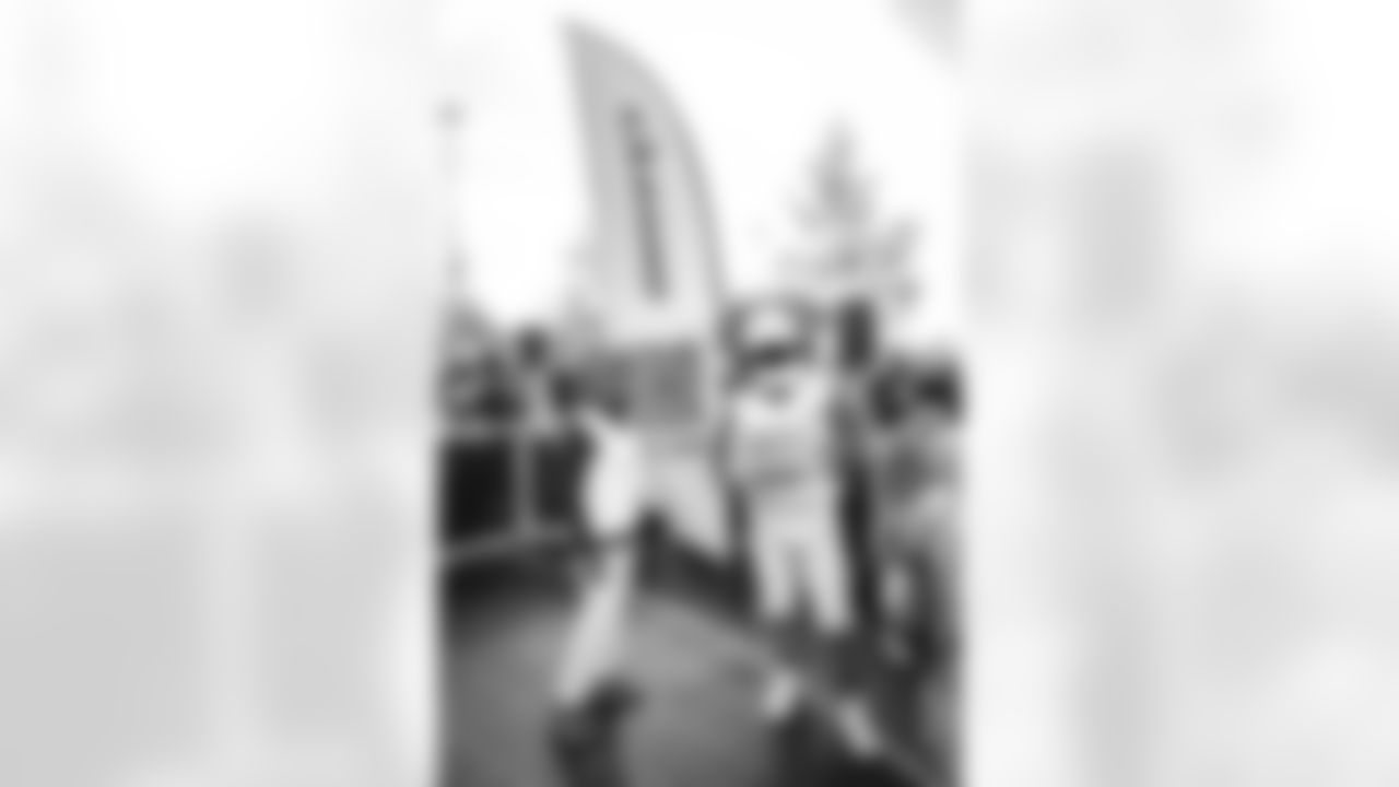 E_251122_Nickerson_Gardens_LA_Care_Food_Distro_HY_00140