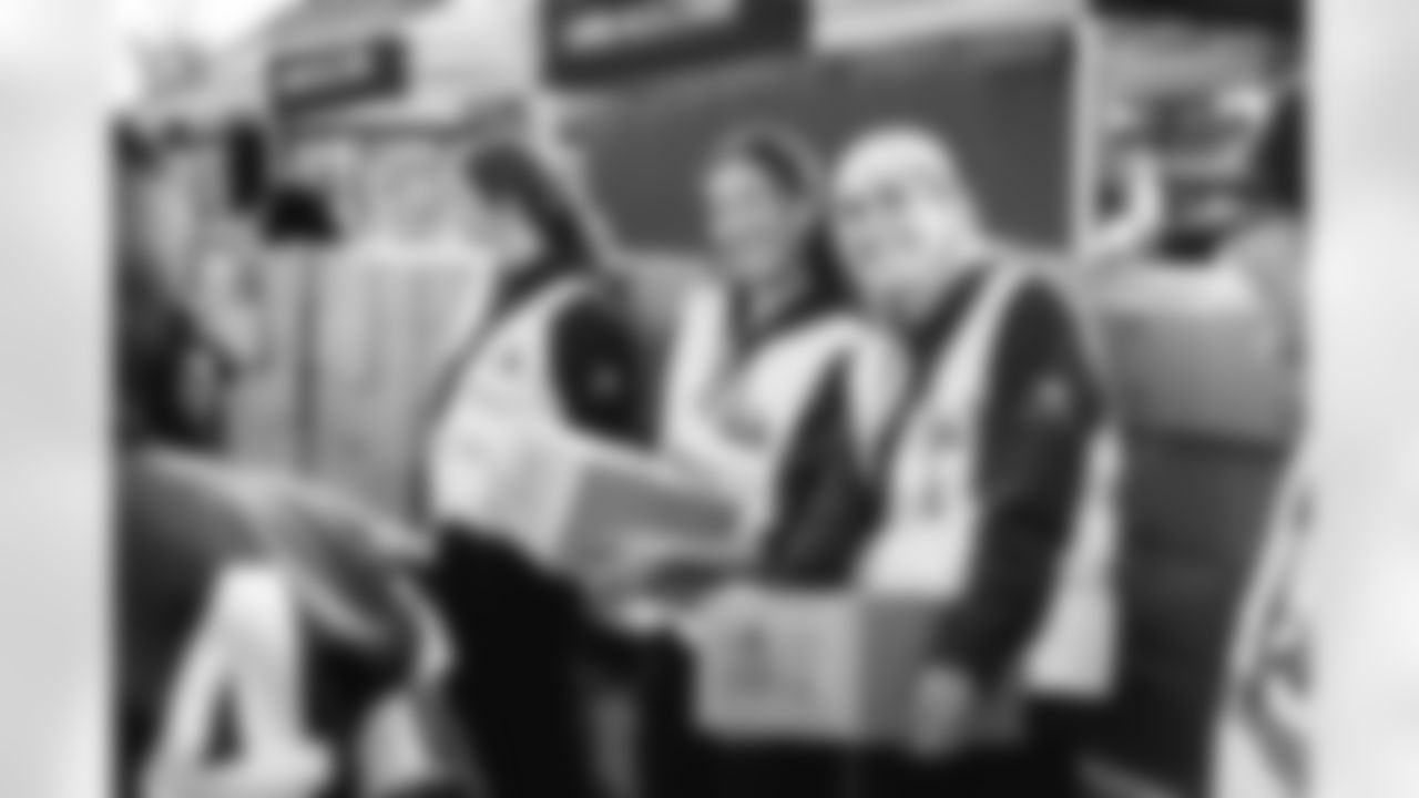 E_251122_Nickerson_Gardens_LA_Care_Food_Distro_HY_00047