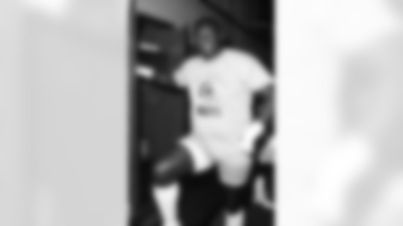 The National Football Conference Los Angeles Rams offensive lineman Jackie Slater smiles in the locker room after practice during the week of the 1989 NFL Pro Bowl football game against the American Football Conference on Jan. 24, 1989 in Honolulu. The NFC won the game 34-3. (AP Photo/Paul Spinelli)
