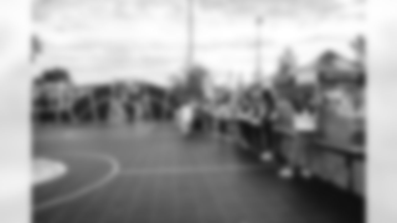 E_251122_Nickerson_Gardens_LA_Care_Food_Distro_HY_00159